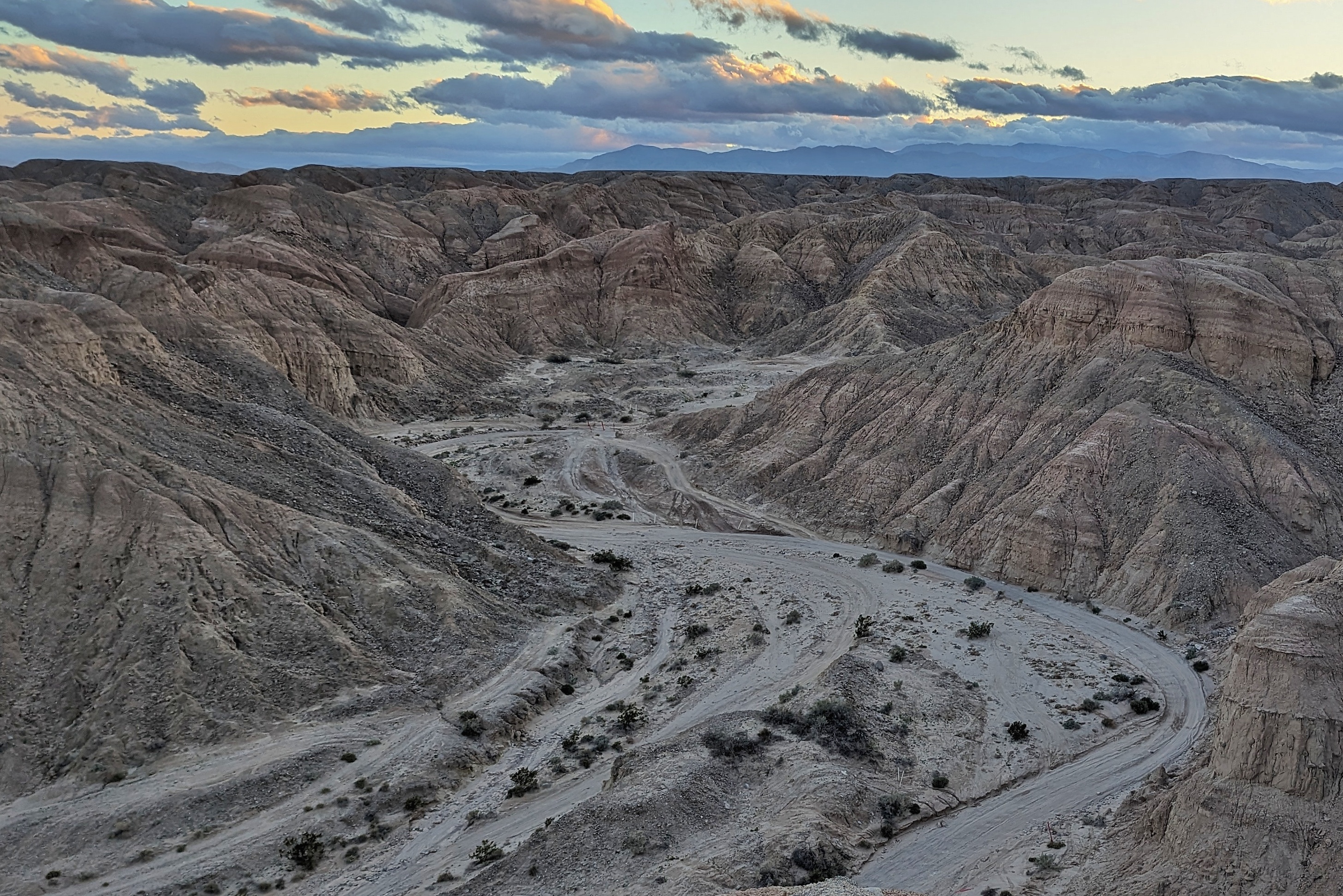 Route dans le désert californien